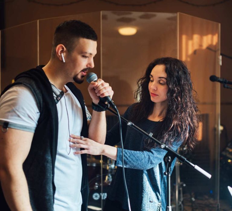 Woman,Coaching,A,Male,Vocalist,Or,Singer