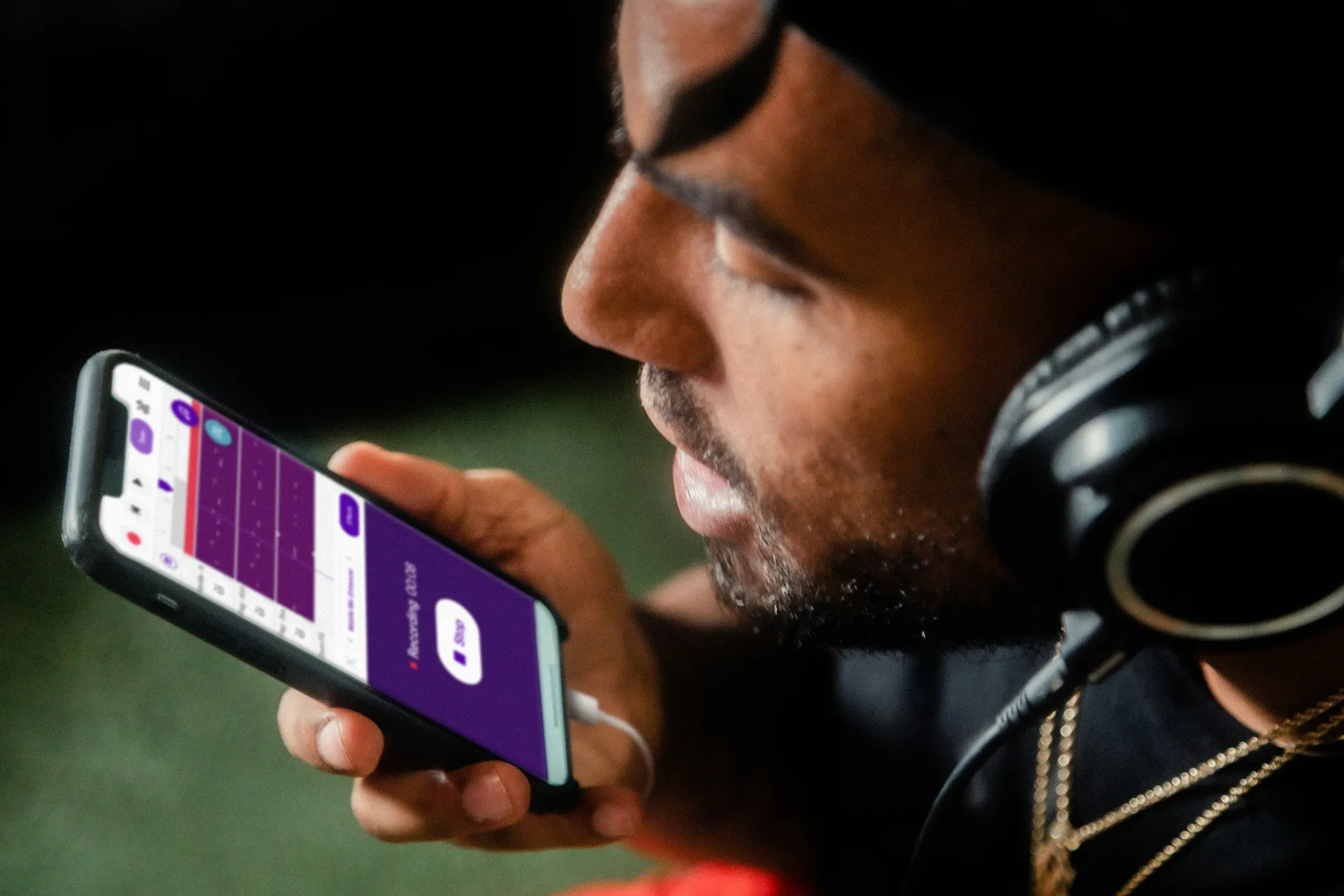 Un Uomo Con Le Cuffie Registra La Propria Voce Con Lo Smartphone