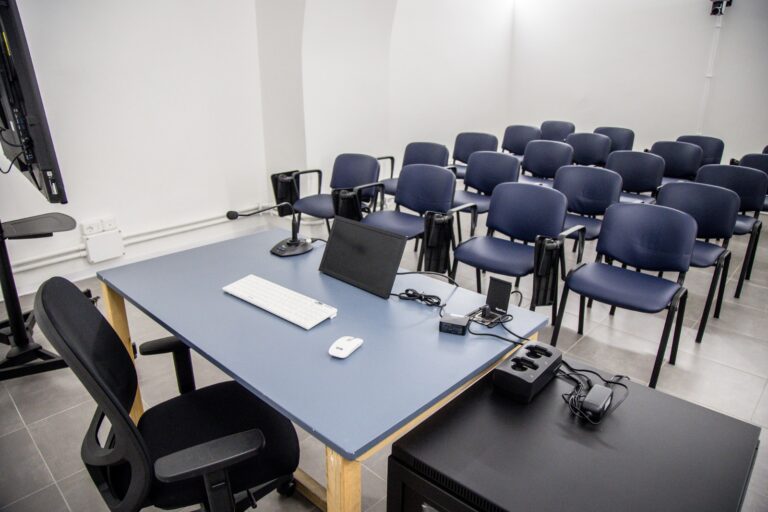 L’aula Libia Con Sedute E Tavolo Del Relatore