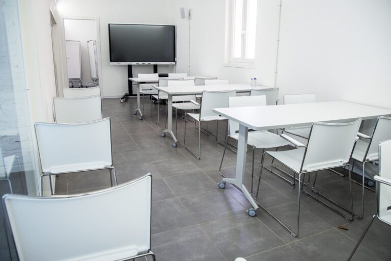 L’aula Nomentana Con Tavoli Modulari E Lavagna Multimediale