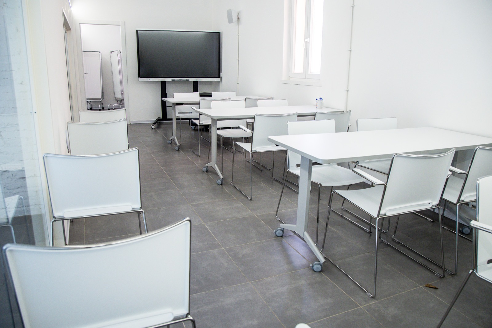 L’aula Nomentana Con Tavoli Modulari E Lavagna Multimediale